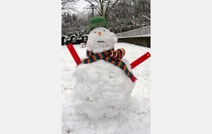 Jipé fait un bonhomme de neige